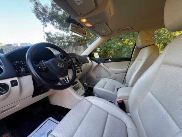 Красный Фольксваген Тигуан, объемом двигателя 2 л и пробегом 76 тыс. км за 2400 $, фото 11 на Automoto.ua