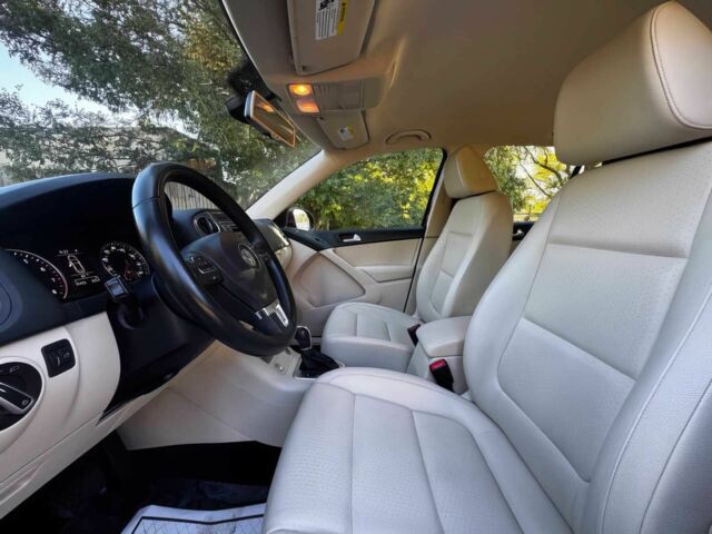 Красный Фольксваген Тигуан, объемом двигателя 2 л и пробегом 76 тыс. км за 2400 $, фото 10 на Automoto.ua