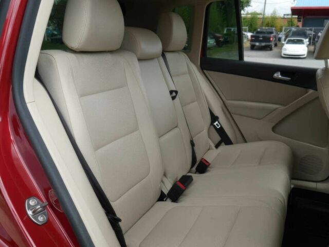 Червоний Фольксваген Тігуан, об'ємом двигуна 2 л та пробігом 80 тис. км за 7200 $, фото 13 на Automoto.ua