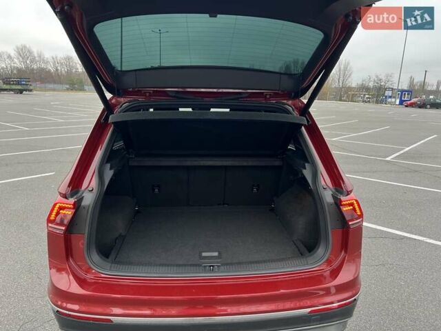 Красный Фольксваген Тигуан, объемом двигателя 1.98 л и пробегом 220 тыс. км за 19900 $, фото 51 на Automoto.ua