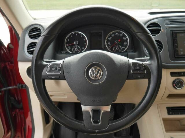 Червоний Фольксваген Тігуан, об'ємом двигуна 2 л та пробігом 80 тис. км за 7200 $, фото 9 на Automoto.ua