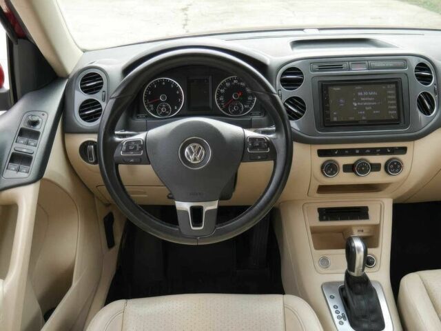 Червоний Фольксваген Тігуан, об'ємом двигуна 2 л та пробігом 80 тис. км за 7200 $, фото 8 на Automoto.ua