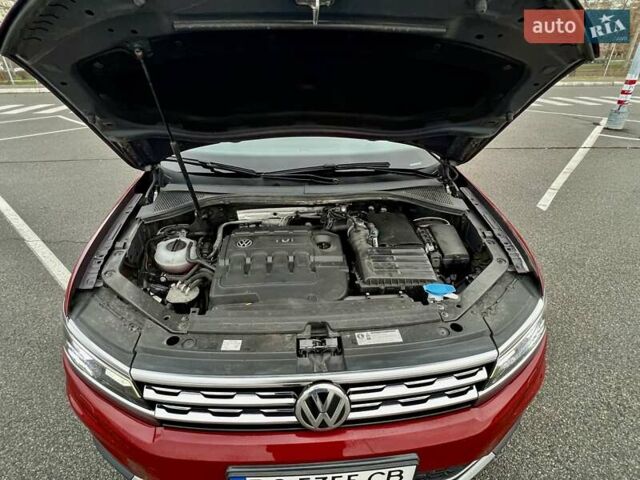 Красный Фольксваген Тигуан, объемом двигателя 1.98 л и пробегом 220 тыс. км за 19900 $, фото 61 на Automoto.ua