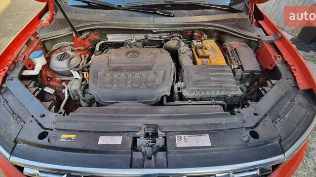 Красный Фольксваген Тигуан, объемом двигателя 1.98 л и пробегом 65 тыс. км за 23500 $, фото 4 на Automoto.ua