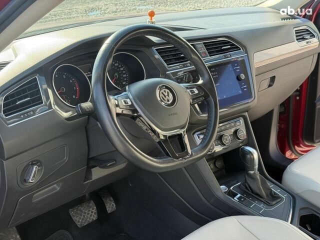 Красный Фольксваген Тигуан, объемом двигателя 2 л и пробегом 70 тыс. км за 17490 $, фото 16 на Automoto.ua