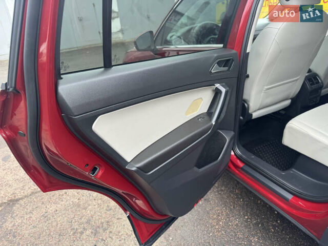 Червоний Фольксваген Тігуан, об'ємом двигуна 1.98 л та пробігом 176 тис. км за 16988 $, фото 13 на Automoto.ua