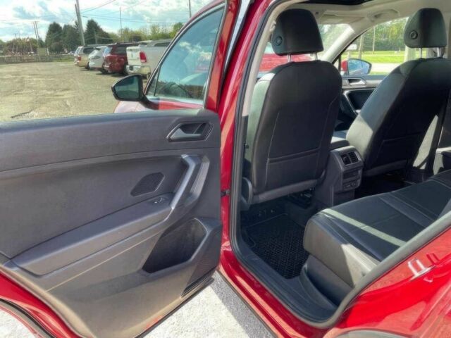 Червоний Фольксваген Тігуан, об'ємом двигуна 2 л та пробігом 49 тис. км за 9850 $, фото 11 на Automoto.ua