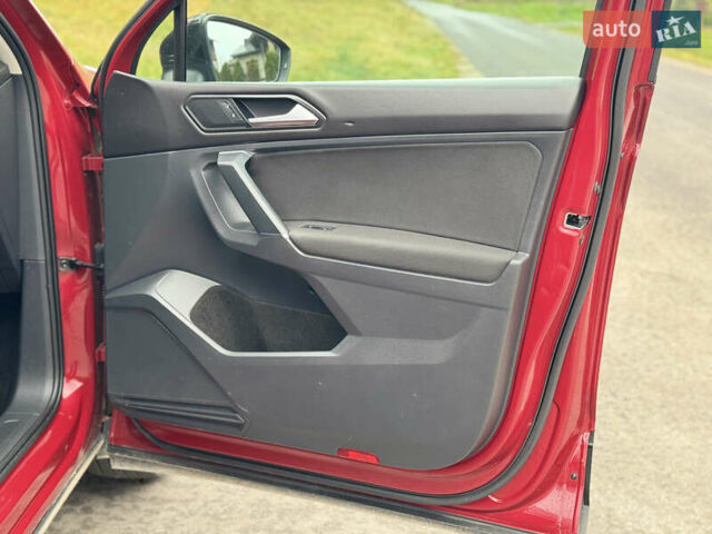 Красный Фольксваген Тигуан, объемом двигателя 2 л и пробегом 156 тыс. км за 16700 $, фото 63 на Automoto.ua