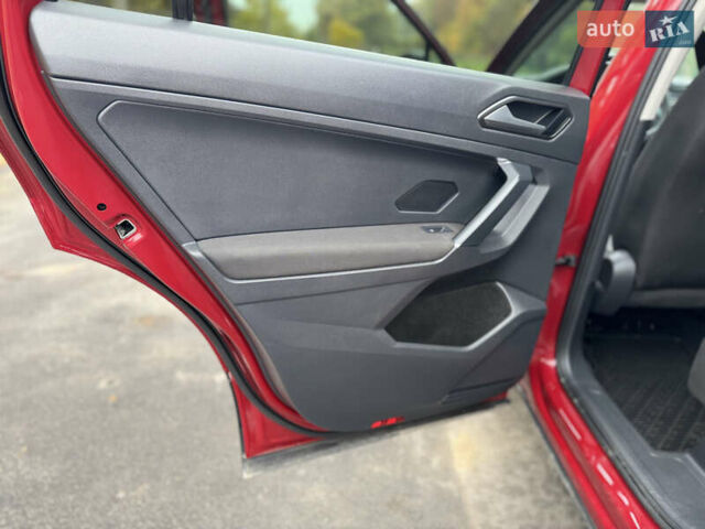 Красный Фольксваген Тигуан, объемом двигателя 2 л и пробегом 156 тыс. км за 16700 $, фото 68 на Automoto.ua