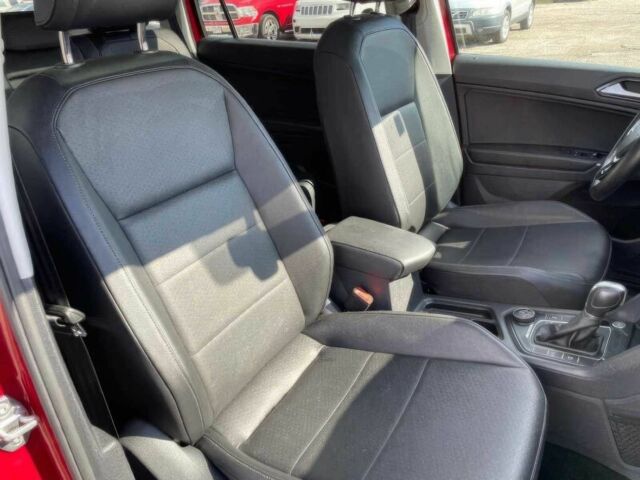 Червоний Фольксваген Тігуан, об'ємом двигуна 2 л та пробігом 49 тис. км за 9850 $, фото 10 на Automoto.ua