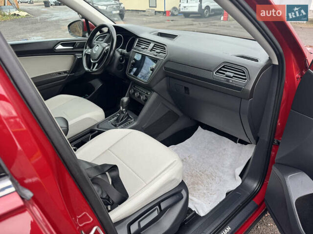 Червоний Фольксваген Тігуан, об'ємом двигуна 1.98 л та пробігом 176 тис. км за 16988 $, фото 22 на Automoto.ua