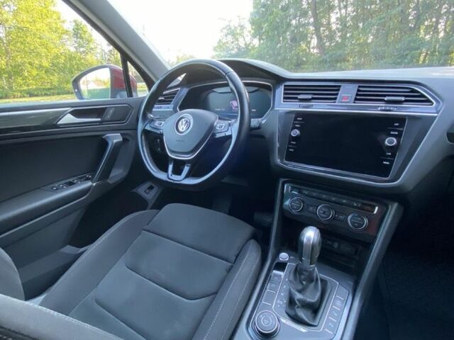 Красный Фольксваген Тигуан, объемом двигателя 2 л и пробегом 282 тыс. км за 26000 $, фото 7 на Automoto.ua