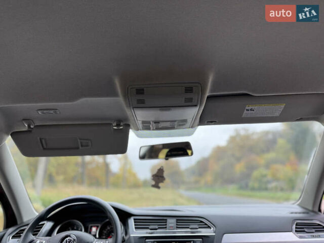 Красный Фольксваген Тигуан, объемом двигателя 2 л и пробегом 156 тыс. км за 16700 $, фото 80 на Automoto.ua