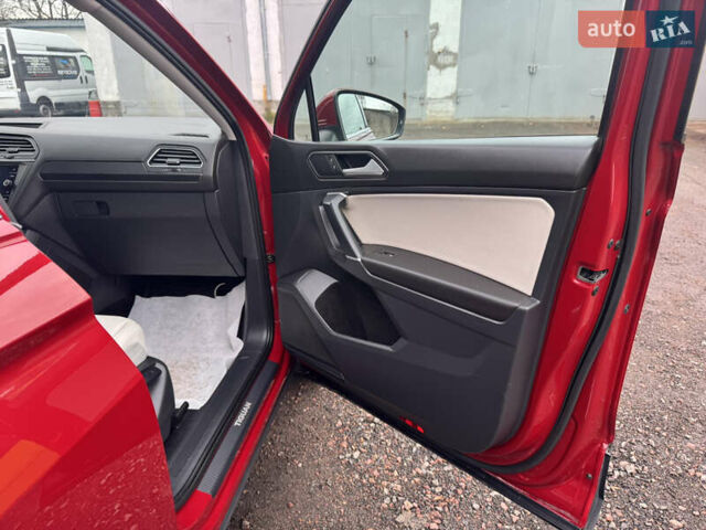 Червоний Фольксваген Тігуан, об'ємом двигуна 1.98 л та пробігом 176 тис. км за 16988 $, фото 21 на Automoto.ua