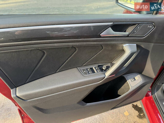 Красный Фольксваген Тигуан, объемом двигателя 2 л и пробегом 91 тыс. км за 18900 $, фото 19 на Automoto.ua