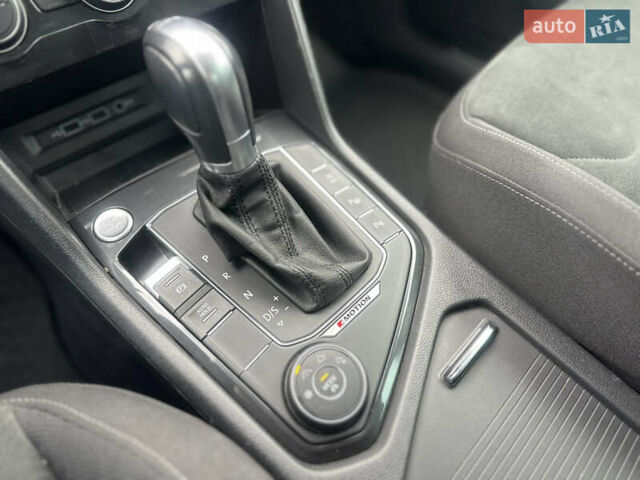 Красный Фольксваген Тигуан, объемом двигателя 1.97 л и пробегом 97 тыс. км за 26300 $, фото 26 на Automoto.ua