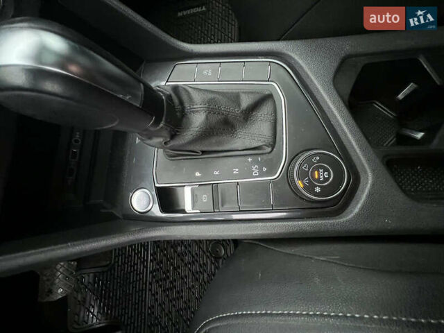 Красный Фольксваген Тигуан, объемом двигателя 1.98 л и пробегом 150 тыс. км за 19200 $, фото 16 на Automoto.ua