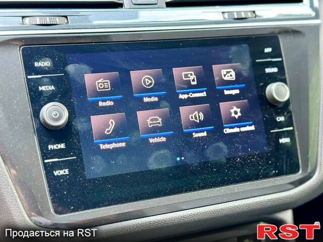 Красный Фольксваген Тигуан, объемом двигателя 2 л и пробегом 32 тыс. км за 23300 $, фото 6 на Automoto.ua