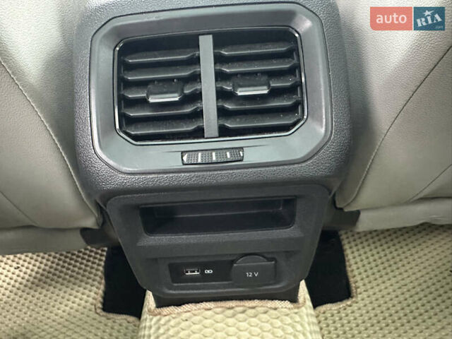 Красный Фольксваген Тигуан, объемом двигателя 2 л и пробегом 77 тыс. км за 20700 $, фото 24 на Automoto.ua