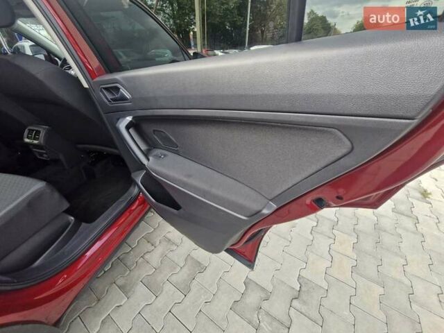 Красный Фольксваген Тигуан, объемом двигателя 2 л и пробегом 35 тыс. км за 17700 $, фото 39 на Automoto.ua