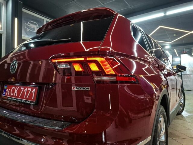 Красный Фольксваген Тигуан, объемом двигателя 2 л и пробегом 45 тыс. км за 26500 $, фото 2 на Automoto.ua