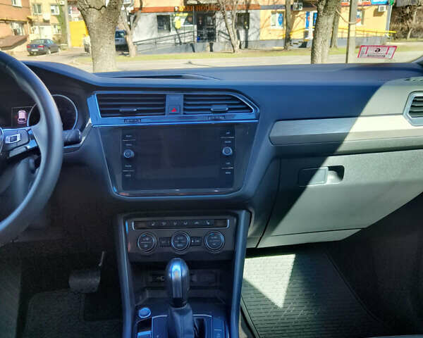 Червоний Фольксваген Тігуан, об'ємом двигуна 1.98 л та пробігом 62 тис. км за 23000 $, фото 8 на Automoto.ua