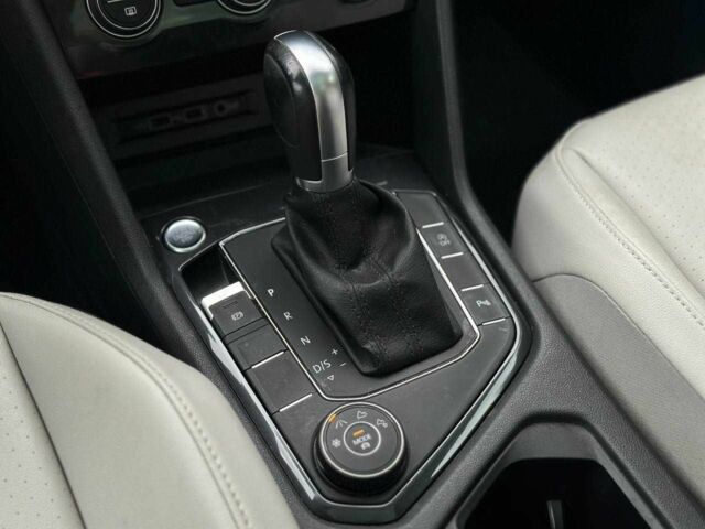 Красный Фольксваген Тигуан, объемом двигателя 2 л и пробегом 145 тыс. км за 20990 $, фото 21 на Automoto.ua