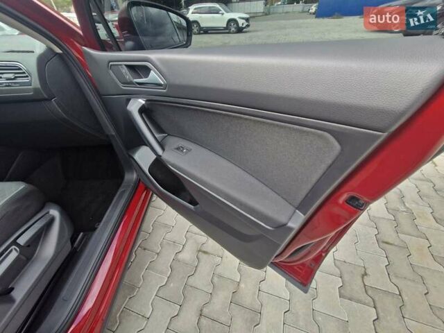 Красный Фольксваген Тигуан, объемом двигателя 2 л и пробегом 35 тыс. км за 17700 $, фото 37 на Automoto.ua