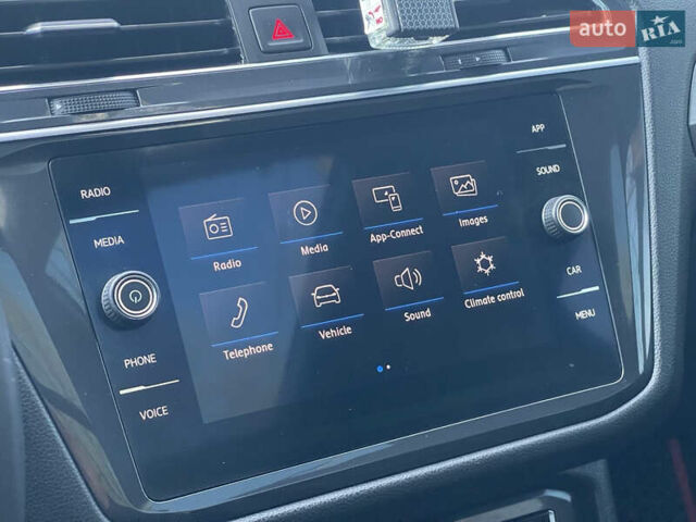 Червоний Фольксваген Тігуан, об'ємом двигуна 1.98 л та пробігом 99 тис. км за 20300 $, фото 26 на Automoto.ua