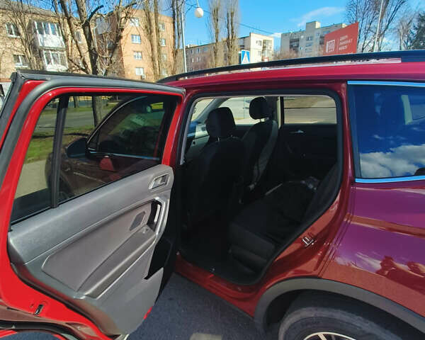 Червоний Фольксваген Тігуан, об'ємом двигуна 1.98 л та пробігом 62 тис. км за 23000 $, фото 5 на Automoto.ua