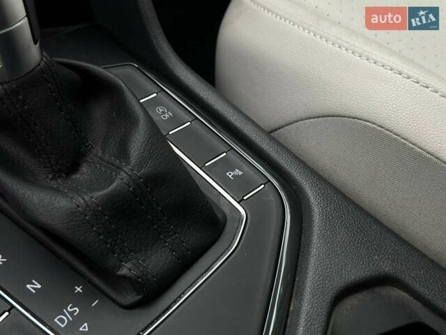 Красный Фольксваген Тигуан, объемом двигателя 2 л и пробегом 145 тыс. км за 19990 $, фото 31 на Automoto.ua