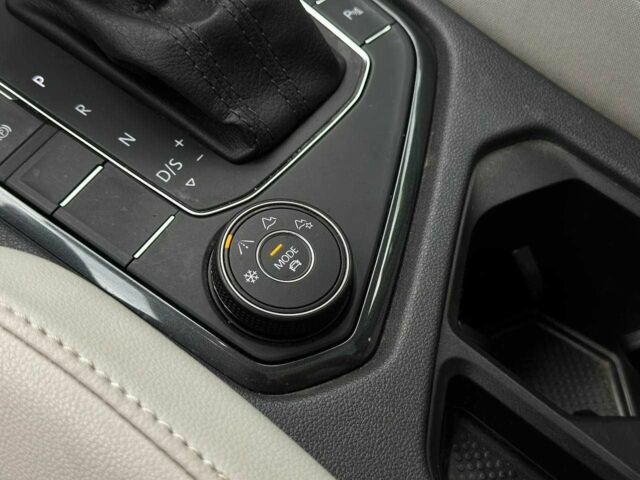 Красный Фольксваген Тигуан, объемом двигателя 2 л и пробегом 145 тыс. км за 20990 $, фото 23 на Automoto.ua