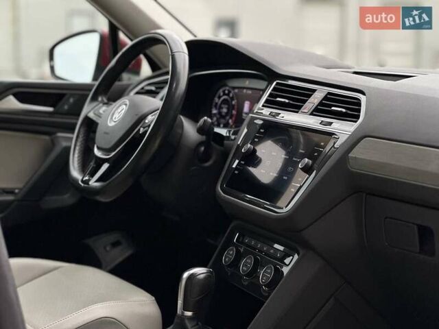 Красный Фольксваген Тигуан, объемом двигателя 2 л и пробегом 145 тыс. км за 19990 $, фото 16 на Automoto.ua