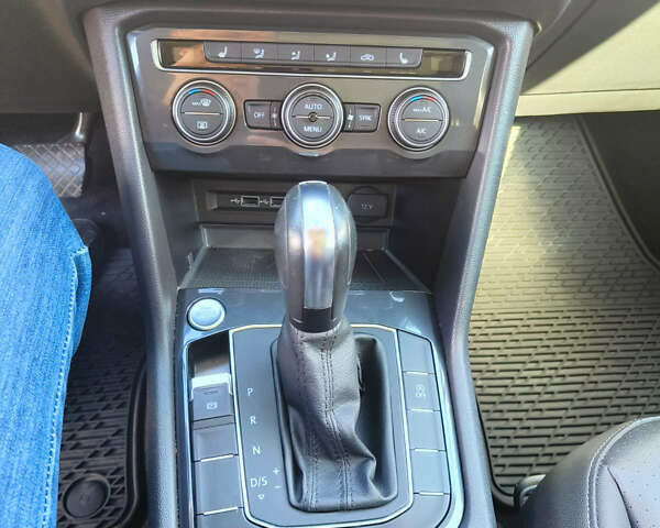 Червоний Фольксваген Тігуан, об'ємом двигуна 1.98 л та пробігом 62 тис. км за 23000 $, фото 11 на Automoto.ua