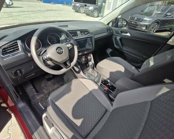 Красный Фольксваген Тигуан, объемом двигателя 2 л и пробегом 35 тыс. км за 17700 $, фото 7 на Automoto.ua