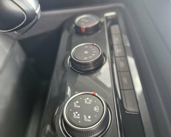 Красный Фольксваген Тигуан, объемом двигателя 2 л и пробегом 35 тыс. км за 17700 $, фото 33 на Automoto.ua