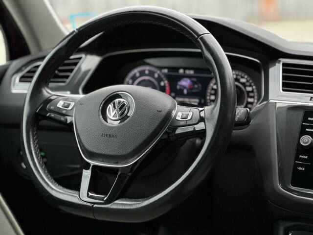 Красный Фольксваген Тигуан, объемом двигателя 2 л и пробегом 145 тыс. км за 20990 $, фото 16 на Automoto.ua