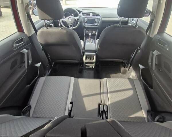 Красный Фольксваген Тигуан, объемом двигателя 2 л и пробегом 35 тыс. км за 17700 $, фото 6 на Automoto.ua