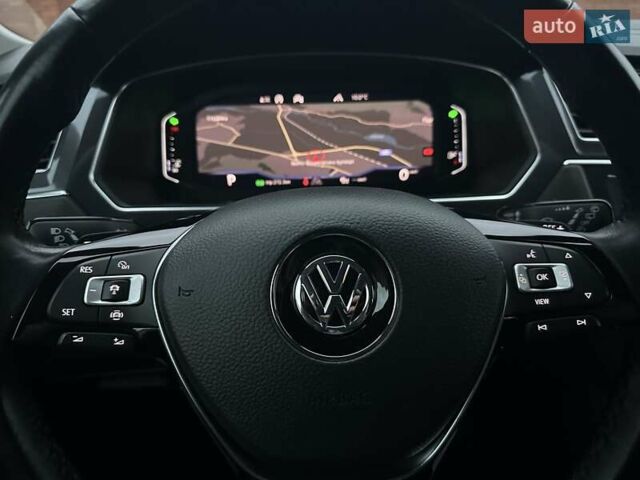 Красный Фольксваген Тигуан, объемом двигателя 2.03 л и пробегом 218 тыс. км за 27950 $, фото 72 на Automoto.ua