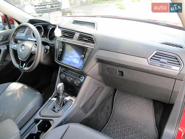 Красный Фольксваген Тигуан, объемом двигателя 2 л и пробегом 80 тыс. км за 21500 $, фото 48 на Automoto.ua