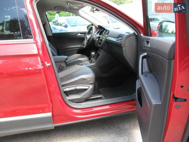 Красный Фольксваген Тигуан, объемом двигателя 2 л и пробегом 80 тыс. км за 21500 $, фото 89 на Automoto.ua