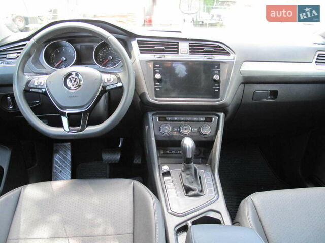 Красный Фольксваген Тигуан, объемом двигателя 2 л и пробегом 80 тыс. км за 21500 $, фото 23 на Automoto.ua