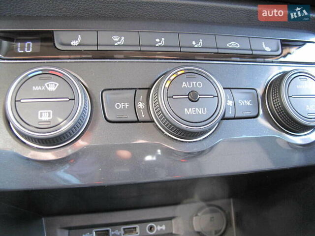 Красный Фольксваген Тигуан, объемом двигателя 2 л и пробегом 80 тыс. км за 21500 $, фото 69 на Automoto.ua