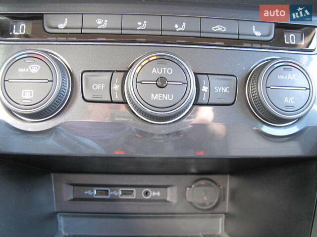 Красный Фольксваген Тигуан, объемом двигателя 2 л и пробегом 80 тыс. км за 21500 $, фото 71 на Automoto.ua