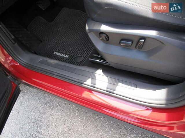 Красный Фольксваген Тигуан, объемом двигателя 2 л и пробегом 80 тыс. км за 21500 $, фото 92 на Automoto.ua
