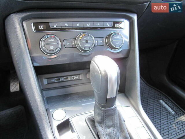 Красный Фольксваген Тигуан, объемом двигателя 2 л и пробегом 80 тыс. км за 21500 $, фото 73 на Automoto.ua