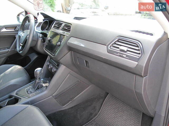 Красный Фольксваген Тигуан, объемом двигателя 2 л и пробегом 80 тыс. км за 21500 $, фото 41 на Automoto.ua