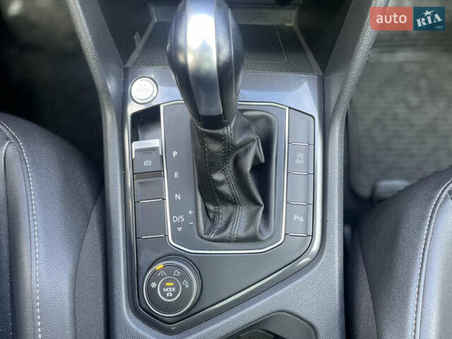 Червоний Фольксваген Тігуан, об'ємом двигуна 1.98 л та пробігом 74 тис. км за 22100 $, фото 23 на Automoto.ua