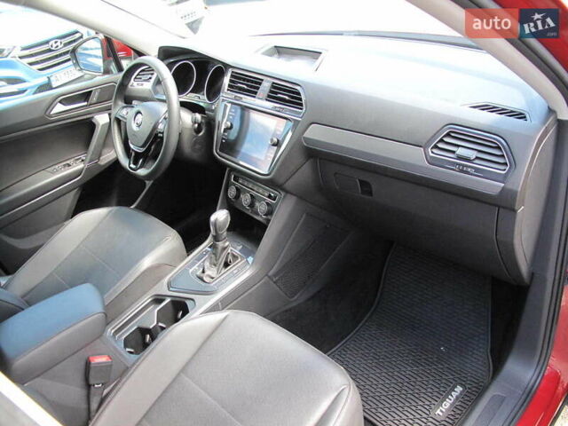 Красный Фольксваген Тигуан, объемом двигателя 2 л и пробегом 80 тыс. км за 21500 $, фото 90 на Automoto.ua