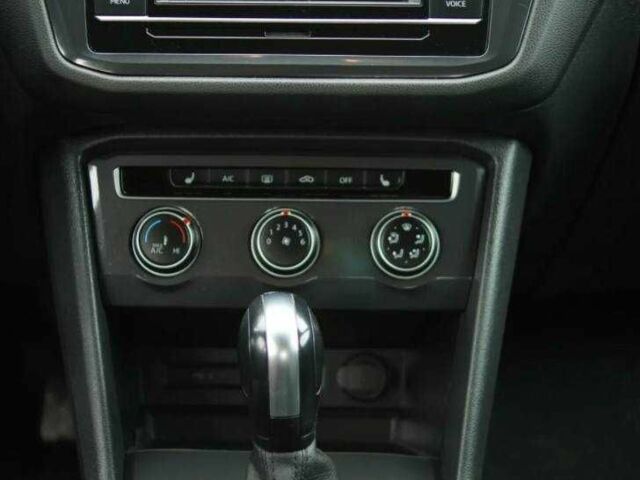 Красный Фольксваген Тигуан, объемом двигателя 2 л и пробегом 35 тыс. км за 13200 $, фото 22 на Automoto.ua